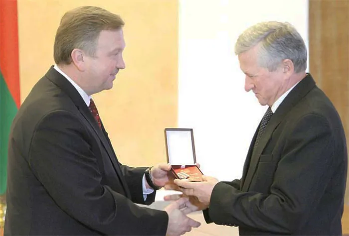 Премьер-министр А. В. КОБЯКОВ вручает медаль «За трудовые заслуги» А. П. КУЛАГИНУ. 2015 г. фото